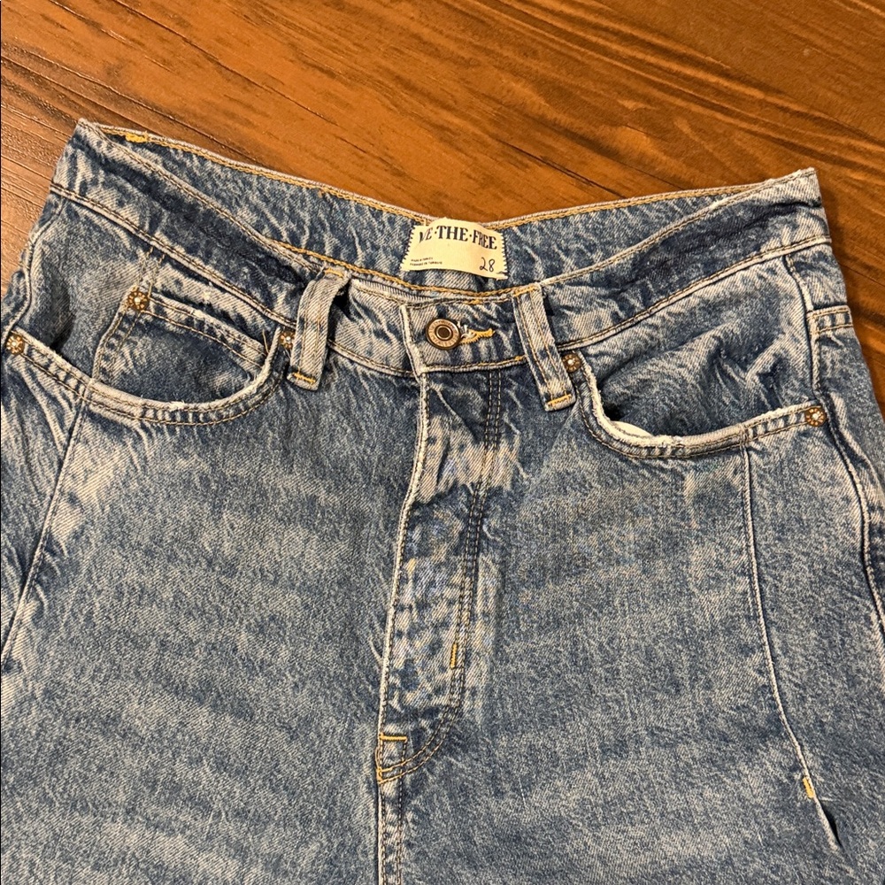 Free People WE THE FREE Old West Slouchy Jeans. High-Waisted Blue Denim Jeans.